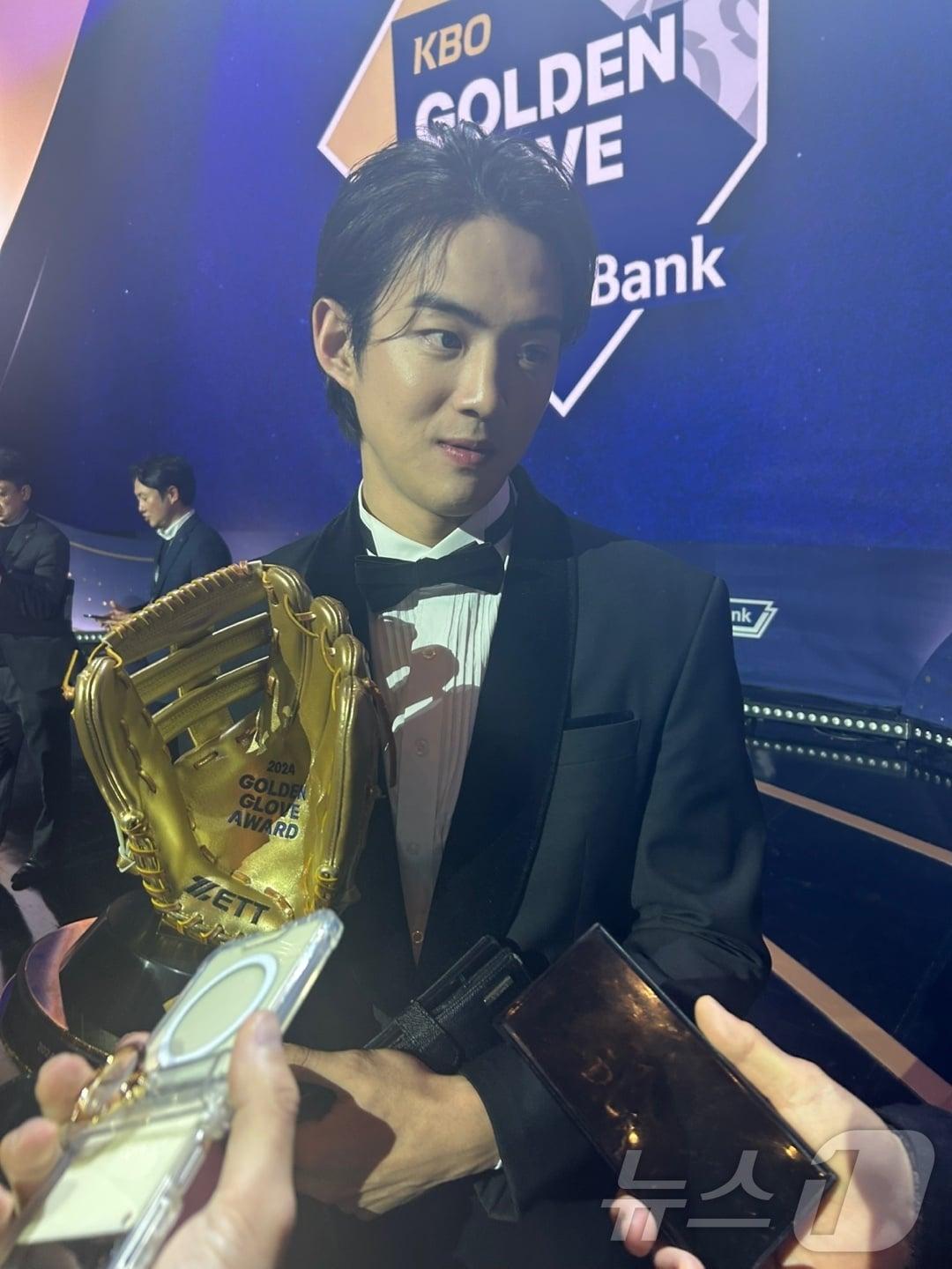 본문 이미지 -  13일 서울 강남구 코엑스 오디토리움에서 열린 ‘2024 신한은행 SOL KBO 골든글러브 시상식’에서 외야수 부문에서 수상한 삼성 라이온즈 구자욱. 2024.12.13/뉴스1 ⓒ News1 문대현 기자