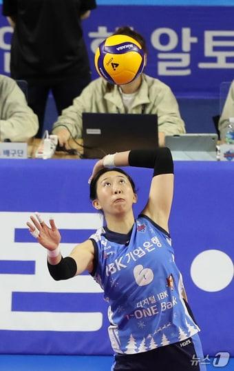 본문 이미지 - 13일 오후 경기 화성시 향남읍 화성종합경기타운 실내체육관에서 열린 프로배구 '도드람 2024-2025 V-리그' 여자부 IBK기업은행과 흥국생명의 경기에서 IBK기업은행 천신통이 서브를 하고 있다. 2024.12.13/뉴스1 ⓒ News1 김영운 기자