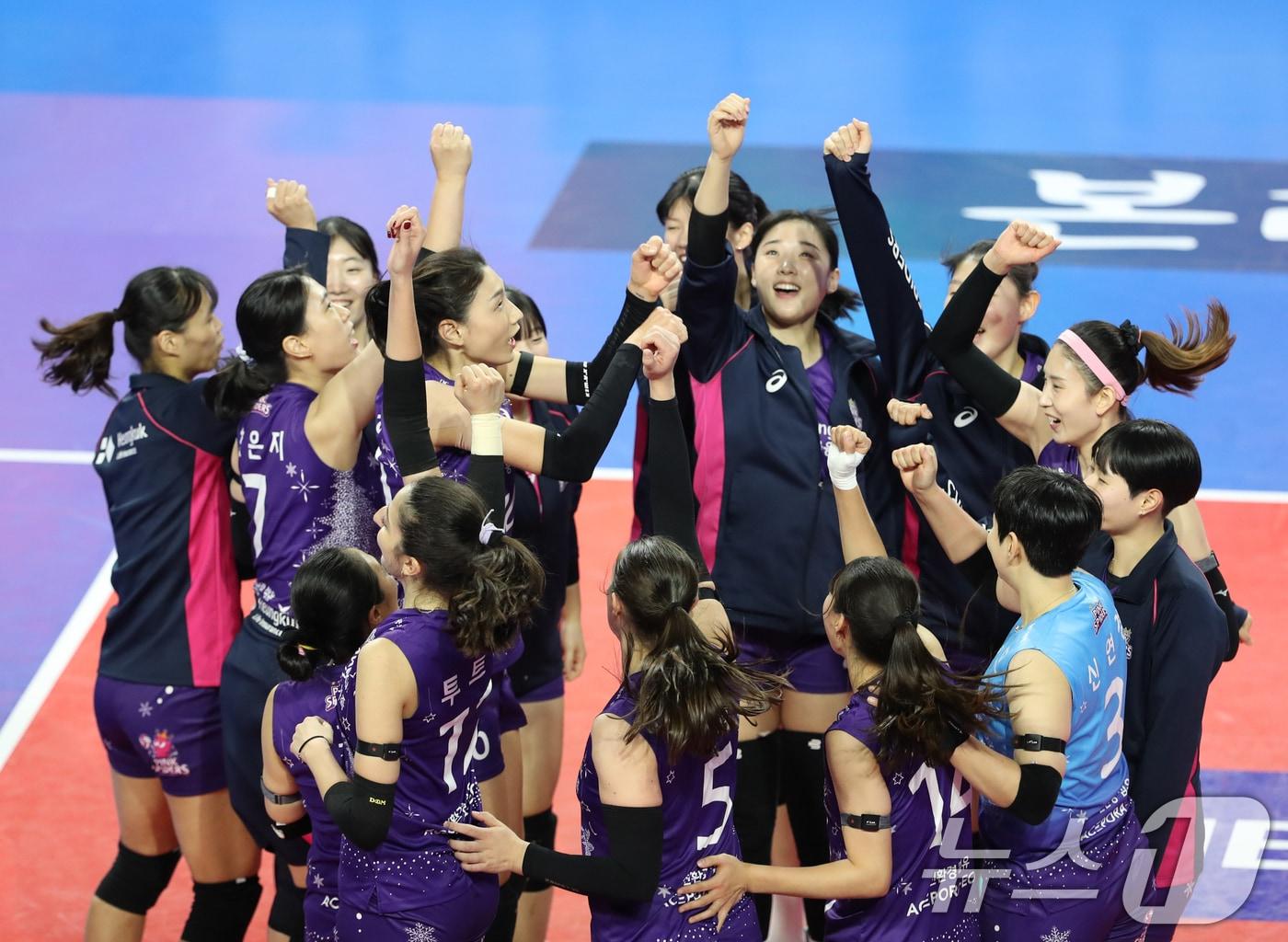 본문 이미지 - 13일 오후 경기 화성시 향남읍 화성종합경기타운 실내체육관에서 열린 프로배구 '도드람 2024-2025 V-리그' 여자부 IBK기업은행과 흥국생명의 경기에서 세트 스코어 3대0로 승리한 흥국생명 선수들이 기쁨을 나누고 있다. 2024.12.13/뉴스1 ⓒ News1 김영운 기자