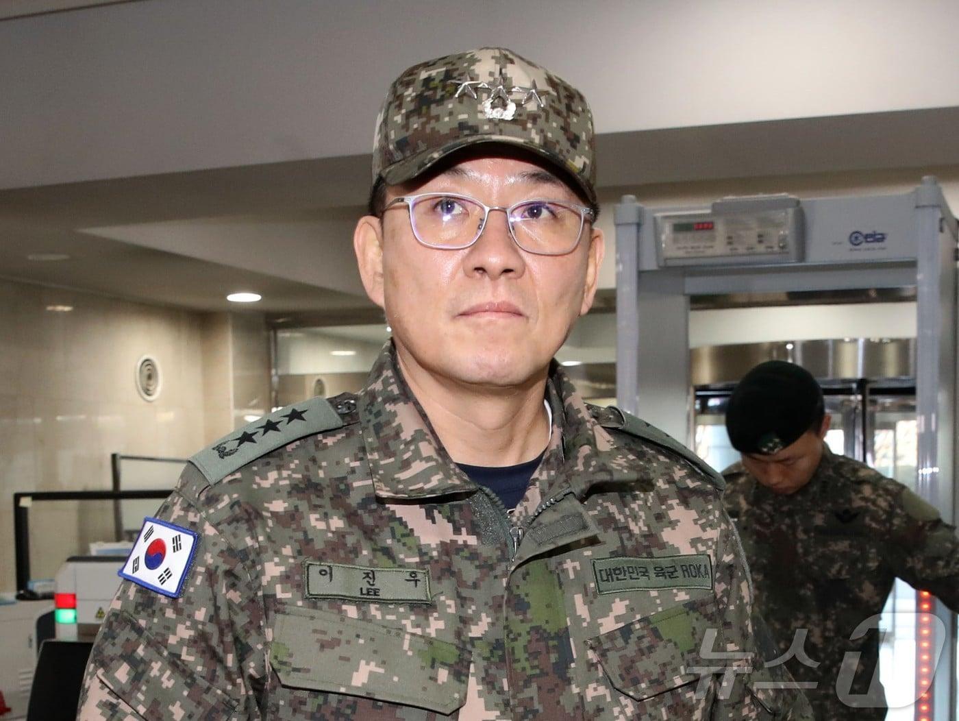 본문 이미지 - 이진우 수도방위사령관이 10일 오전 국방위원회 전체회의에 출석하기 위해 서울 여의도 국회에 도착하고 있다. 2024.12.10/뉴스1 ⓒ News1 이광호 기자