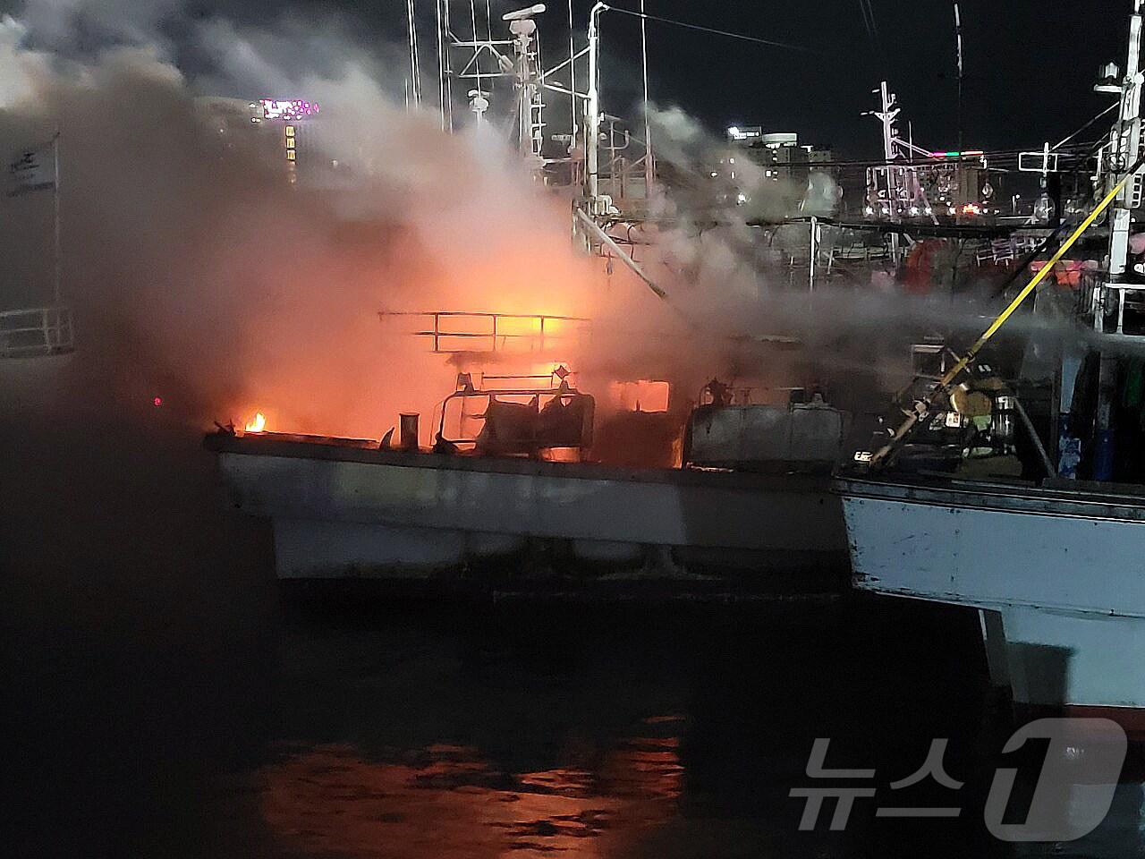 본문 이미지 - 14일 0시 26분쯤 제주시 건입동 제주항 2부두에 정박 중인 근해채낚기어선 A호(20톤)에 불이 나고 있다.(제주특별자치도 소방안전본부 제공)