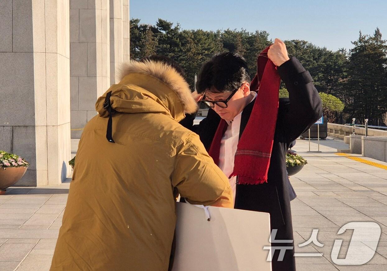 본문 이미지 - 한동훈 국민의힘 대표가 2024년 12월 14일 오전 서울 여의도 국회에서 출근하며 윤석열 대통령 탄핵 표결 찬성 1인 시위 중인 김상욱 의원에게 자신의 목도리를 둘러주고 있다. (김상욱 의원실 제공) 2024.12.14/뉴스1