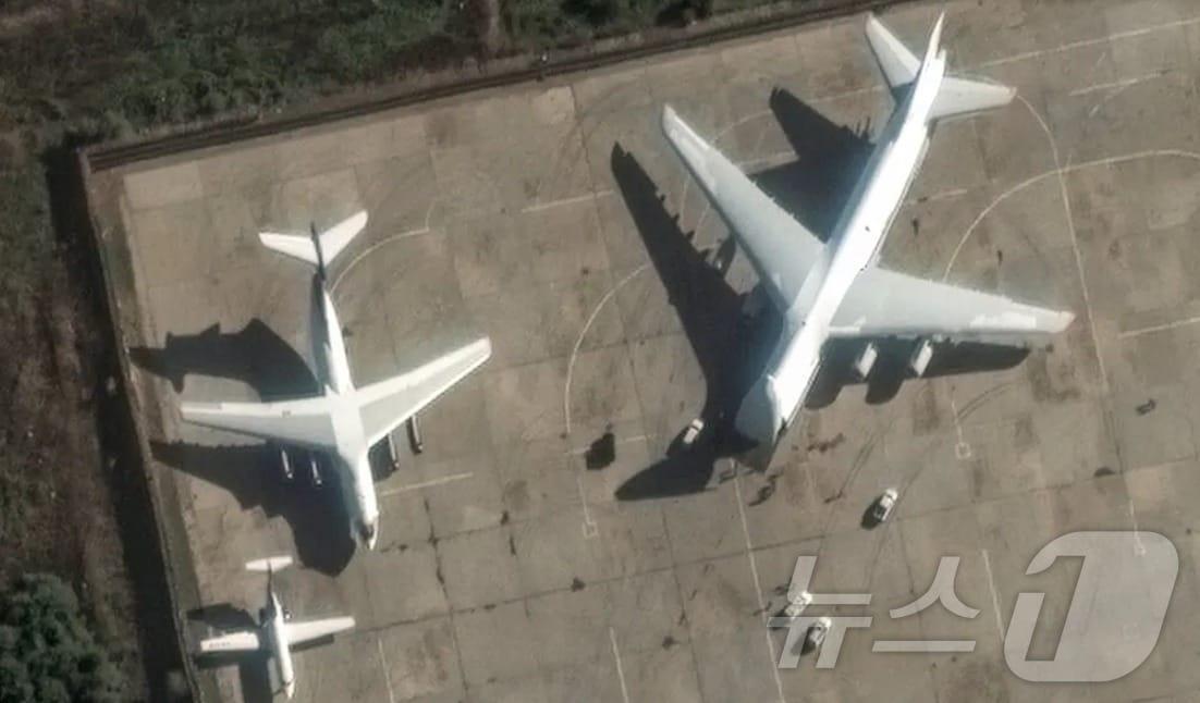 본문 이미지 - 뉴욕타임스&#40;NYT&#41;는 미국 위성서비스 기업 맥사&#40;Maxar&#41;의 위성 이미지를 바탕으로 시리아의 흐메이밈 공군기지 모습을 분석해 러시아가 시리아 군사 기지에서 철수하고 있는 것으로 보인다고 전했다.&#40;NYT 갈무리&#41;.