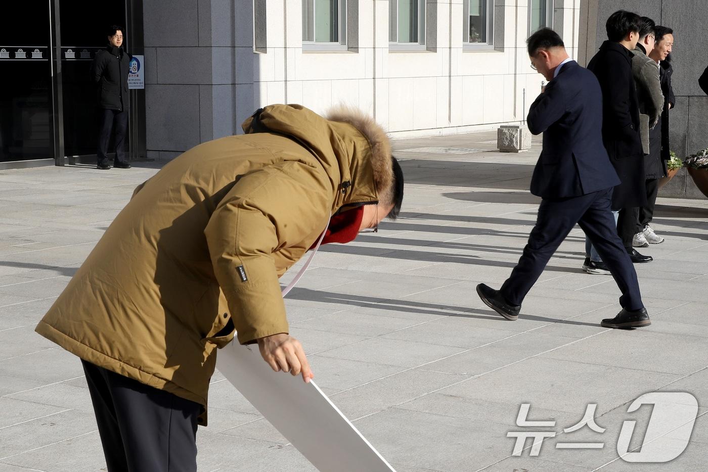탄핵 촉구 1인 시위 중인 김상욱 국민의힘 의원이 2024년 12월 14일 오전 서울 여의도 국회 본청 앞에서 의원총회에 참석하는 의원을 향해 허리숙여 &#39;죄송합니다&#39;라고 인사하고 있다. 2024.12.14/뉴스1 ⓒ News1 이광호 기자