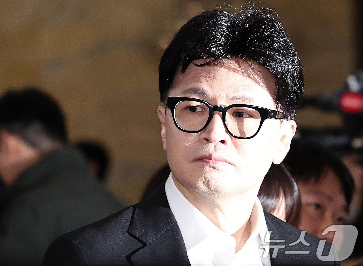 본문 이미지 - 한동훈 국민의힘 대표가 14일 오전 서울 여의도 국회에서 열린 의원총회에 참석하고 있다. 2024.12.14/뉴스1 ⓒ News1 구윤성 기자