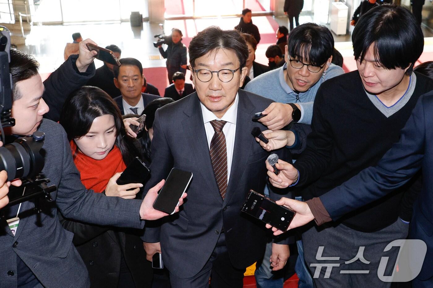 본문 이미지 - 권성동 국민의힘 원내대표가 윤석열 대통령 탄핵안 표결을 앞둔 14일 오전 서울 여의도 국회에서 열린 의원총회에 참석하기 위해 이동하고 있다. 2024.12.14/뉴스1 ⓒ News1 안은나 기자