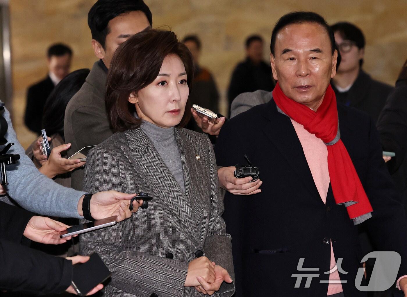 본문 이미지 - 국민의힘 나경원(왼쪽), 박덕흠 의원이 14일 오전 서울 여의도 국회에서 열린 의원총회에 참석하고 있다. 2024.12.14/뉴스1 ⓒ News1 구윤성 기자