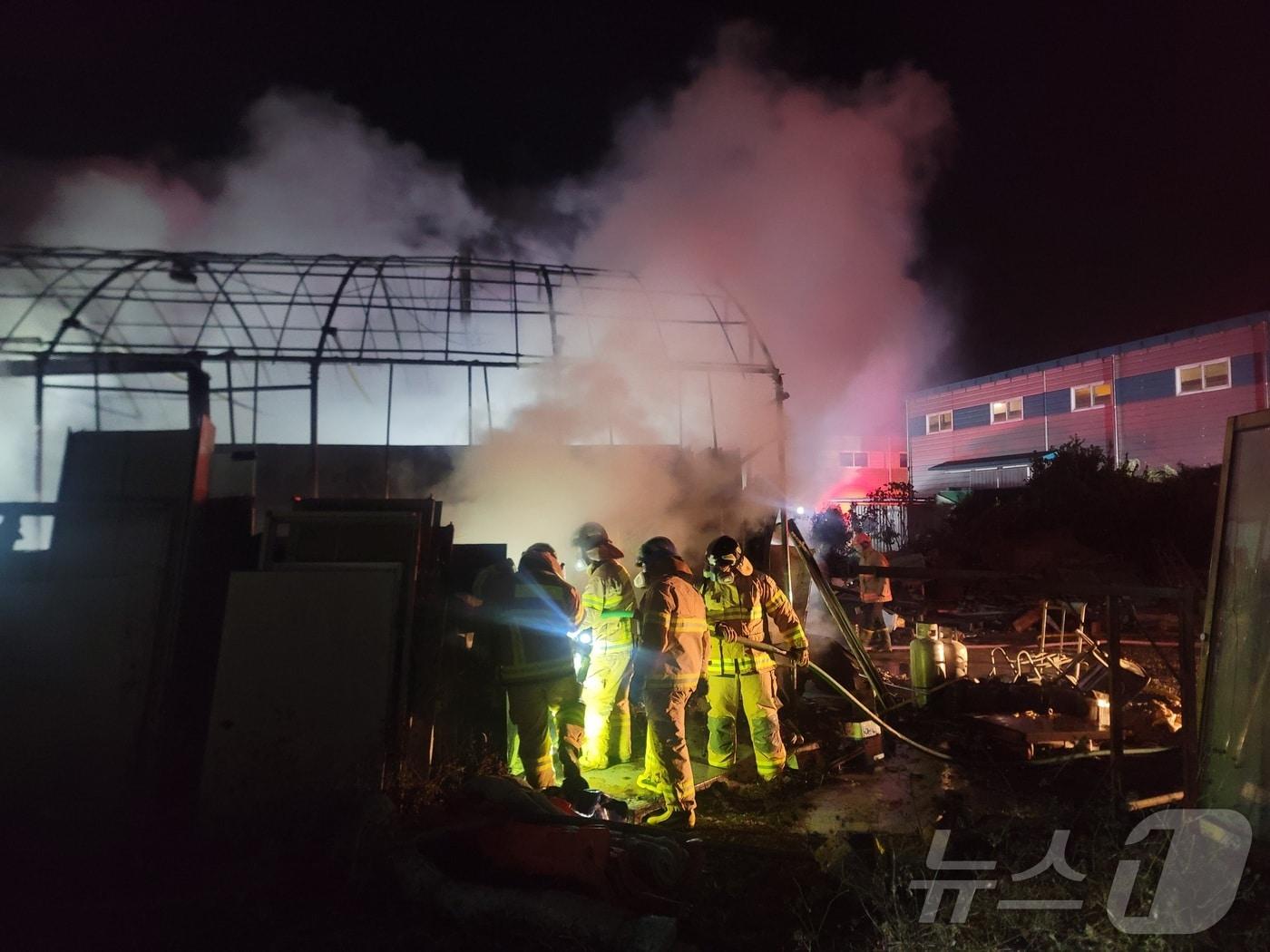 본문 이미지 - 14일 새벽 부산 강서구 대저1동의 한 비닐하우스에서 불이나 소방관들이 진화에 나서고 있다.(부산소방본부 제공)