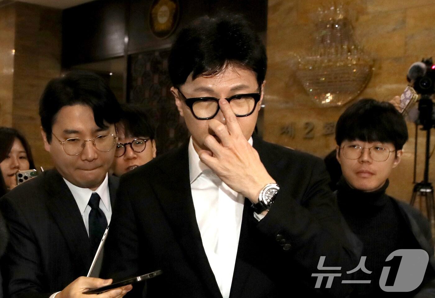 본문 이미지 - 한동훈 국민의힘 대표가 윤석열 대통령 탄핵소추안 표결을 앞둔 14일 오전 서울 여의도 국회애서 열린 비상의원총회장을 잠시 나와 대표실로 향하고 있다. 2024.12.14/뉴스1 ⓒ News1 이광호 기자