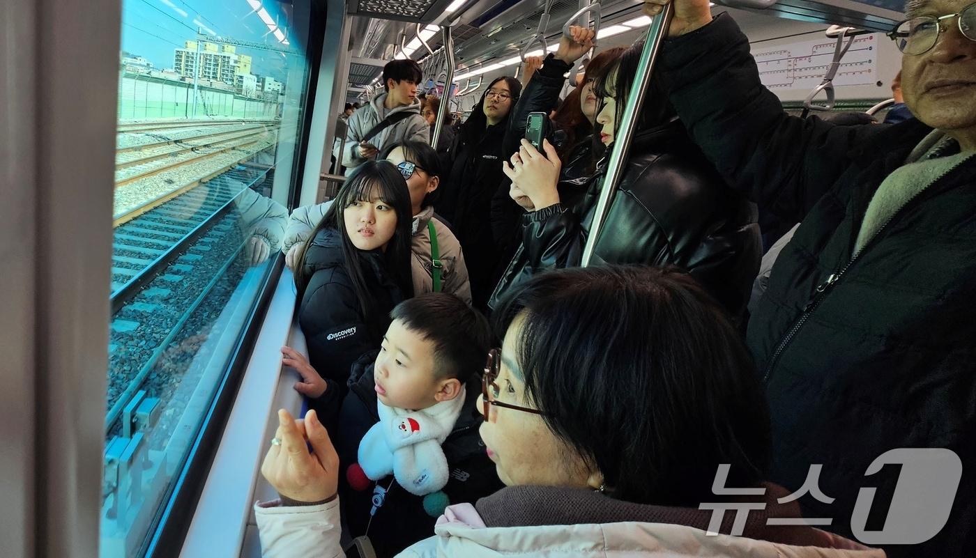 대구권 대중교통 광역환승 확대 조치가 시행 6개월 만에 성과를 낸 것으로 나타났다. 사진은 대구권 광역철도&#40;대경선&#41; 개통 첫 날인 14일 경북 구미역에서 탑승한 한 가족이 사곡역을 지나며 경치를 감상하는 모습. 2024.12.14/뉴스1 ⓒ News1 정우용 기자