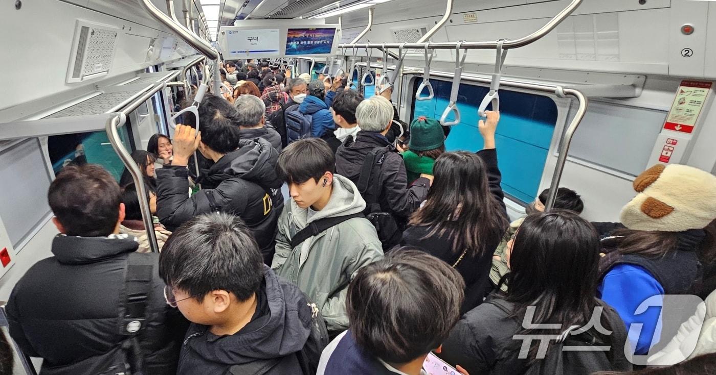 대구권 광역철도&#40;대경선&#41; 개통 첫 날인 14일 경북 구미역에서 탑승한 비수도권 최초로 개통된 대구권 광역철도&#40;대경선&#41;가 14일 첫 운행을 시작한 가운데 구미역에서 출발한 열차에 시민들로 꽉 차 발디딜 틈이 없다. 2024.12.14/뉴스1 ⓒ News1 정우용 기자