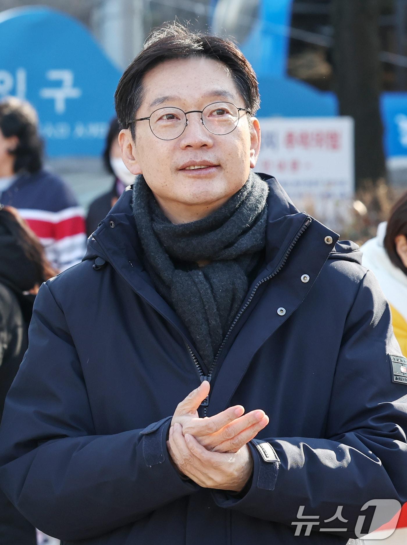 본문 이미지 - 김경수 전 경남도지사가 14일 오후 서울 영등포구 여의도공원을 찾아 윤석열 대통령 탄핵 촉구 집회에 참가하는 시민들을 상대로 방한용품을 나눠준 노무현시민센터 관계자들을 만나 격려하고 있다. 2024.12.14/뉴스1 ⓒ News1 민경석 기자