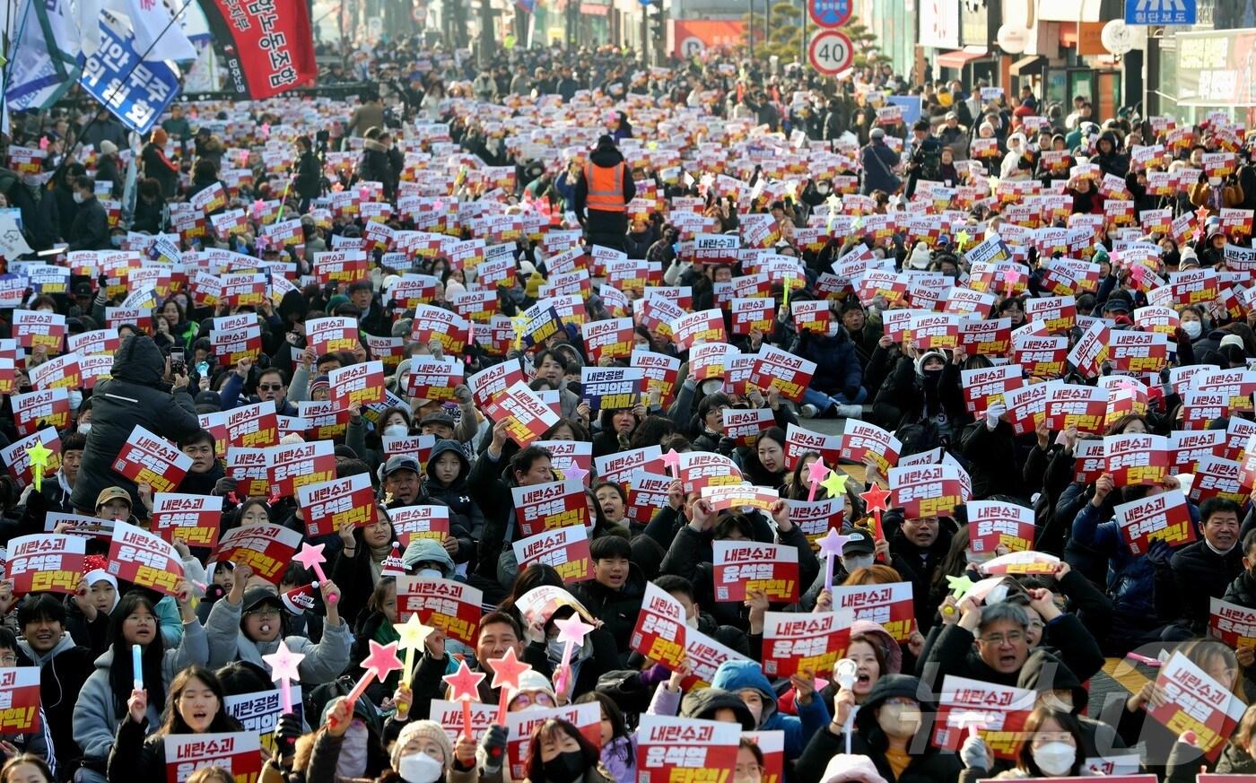 윤석열 대통령 탄핵소추안 재표결이 열리는 14일 전북자치도 전주시 객사 앞에서 시민들이 모여 윤석열 탄핵을 촉구하고 있다. 2024.12.14/뉴스1 ⓒ News1 유경석 기자