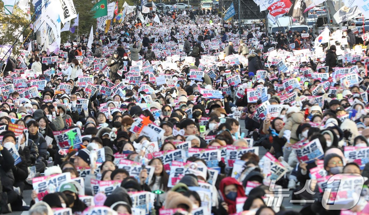윤석열 대통령에 대한 탄핵소추안 표결을 앞둔 지난해 12월 14일 오후 부산 부산진구 전포대로에서 열린 '윤석열 탄핵·체포 부산시민대회'에서 참가자들이 손피켓을 들고 구호를 외치고 있다. 2024.12.14/뉴스1 ⓒ News1 윤일지 기자