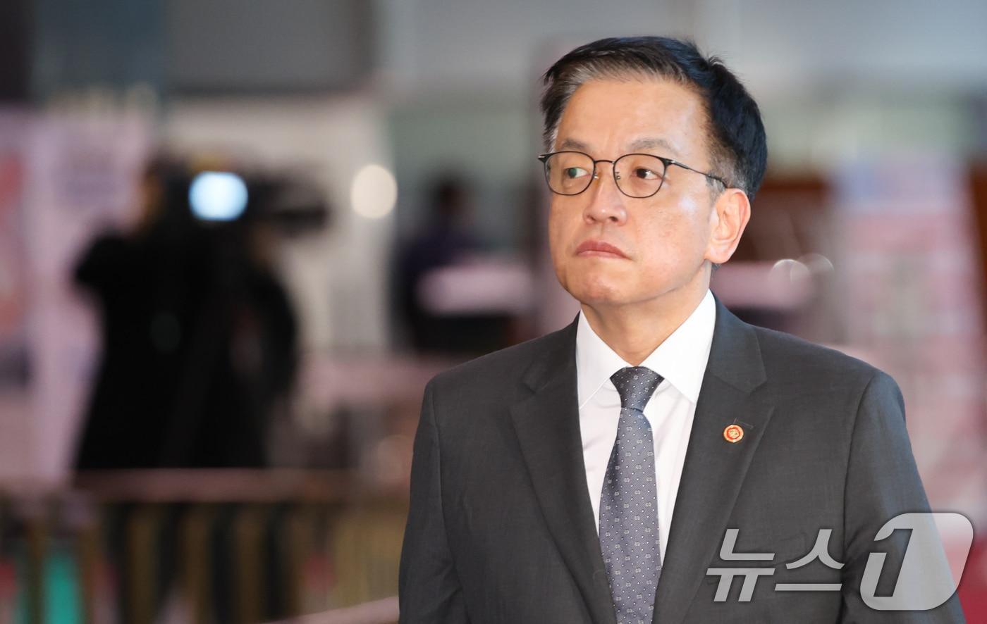 본문 이미지 - 최상목 경제부총리 겸 기획재정부 장관이 윤석열 대통령에 대한 국회 탄핵소추안 표결일인 14일 서울 종로구 정부서울청사로 들어서고 있다. 2024.12.14/뉴스1 ⓒ News1 허경 기자