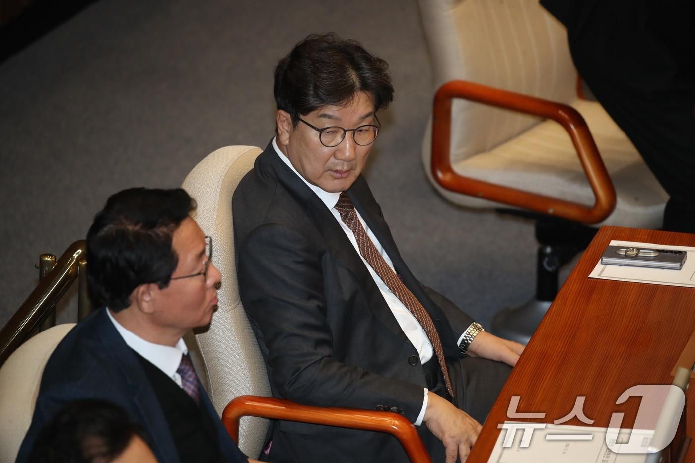 본문 이미지 - 윤석열 대통령에 대한 두 번째 탄핵소추안 국회 표결일인 14일 오후 서을 여의도 국회 본회의장에 권성동 국민의힘 원내대표가 자리하고 있다. 2024.12.7 ⓒ News1 이광호 기자