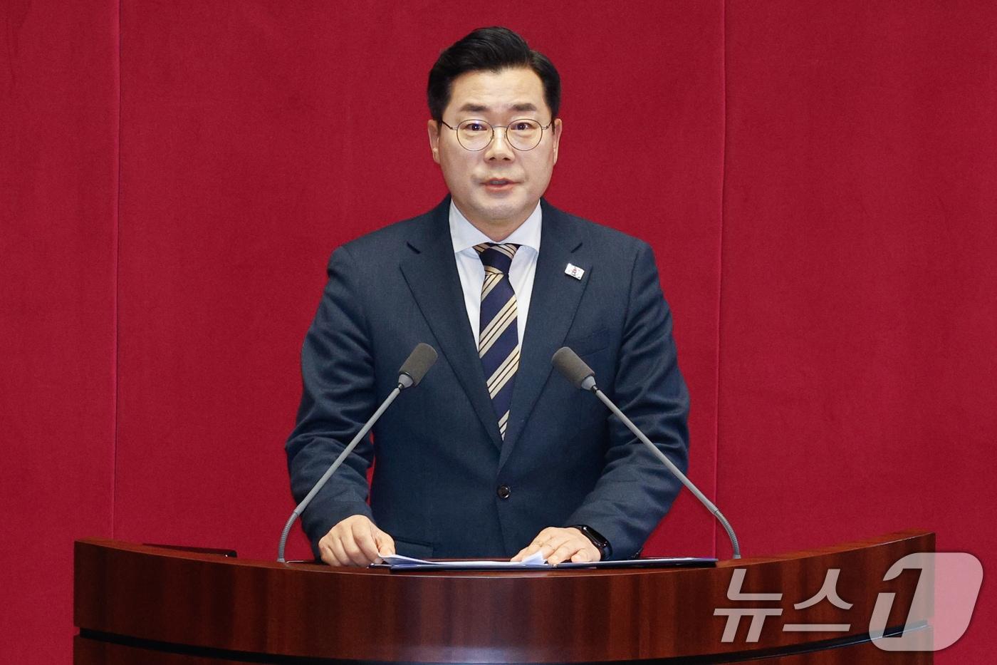 박찬대 더불어민주당 원내대표가 14일 오후 서울 여의도 국회에서 열린 제419회국회(임시회) 제4차 본회의에서 윤석열 대통령 탄핵소추안 제안설명을 하고 있다. 2024.12.14/뉴스1 ⓒ News1 안은나 기자