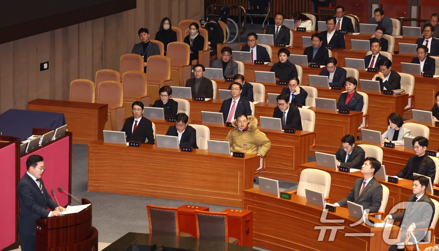 본문 이미지 - 국민의힘 의원들이 14일 오후 서울 여의도 국회에서 열린 윤석열 대통령 탄핵소추안 관련 제419회국회(임시회) 제4차 본회의에서 굳은 표정으로 박찬대 더불어민주당 원내대표의 제안설명을 듣고 있다. 2024.12.14/뉴스1 ⓒ News1 김민지 기자