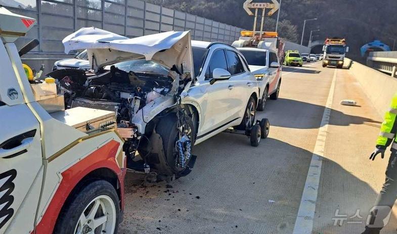 본문 이미지 - 14일 낮 12시 45분쯤 강원 양양군 서면 용소리 소재 서울양양고속도로 양양방향 서면 5터널 인근에서 5중 추돌 교통사고가 발생해 6명이 부상을 입고 병원으로 이송됐다. &#40;강원도 소방본부 제공&#41; 2024.12.14/뉴스1