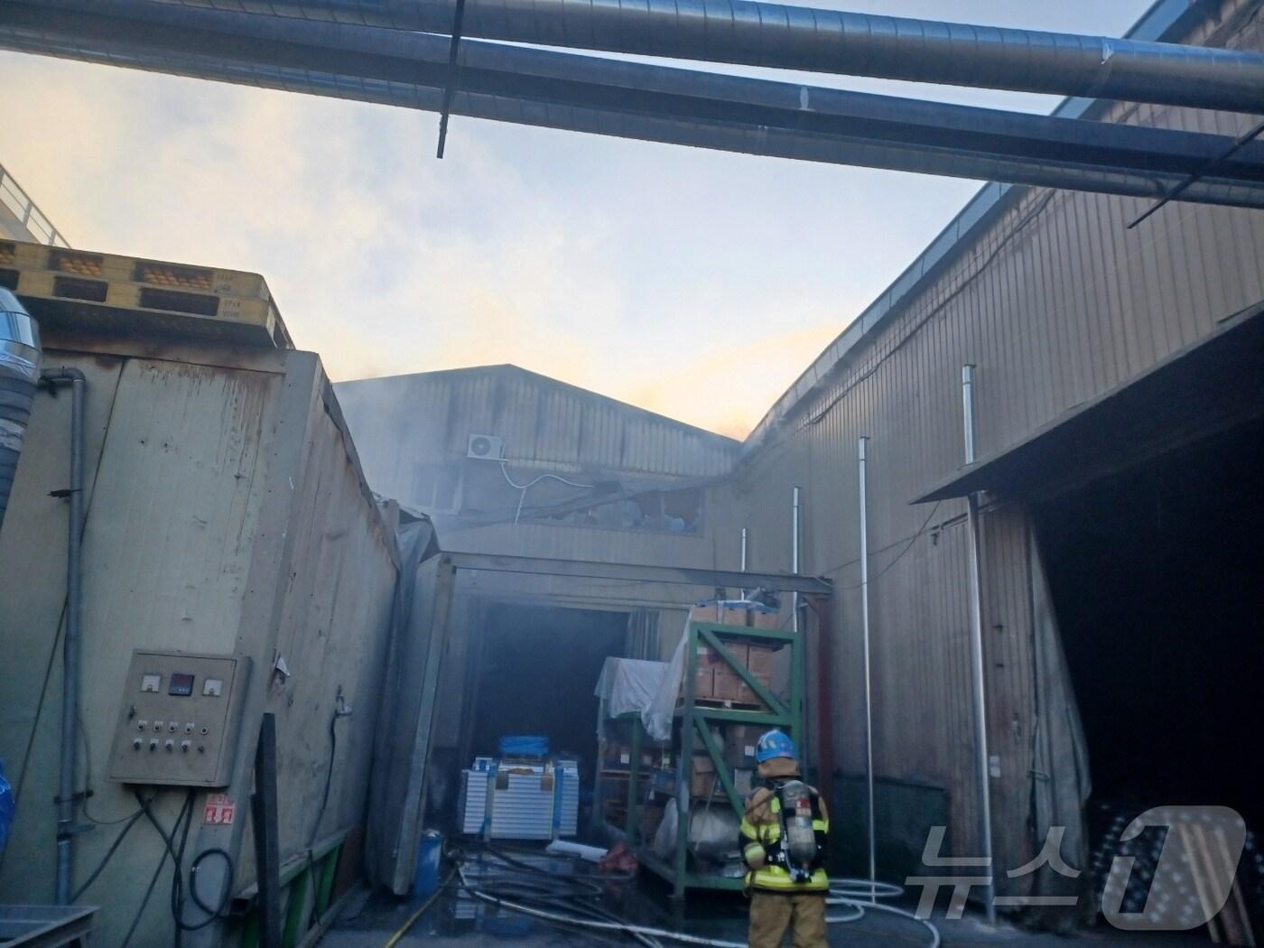 본문 이미지 - 14일 오후 3시 30분께 경기 시흥시 정왕동의 분체 페인트 도장공장에서 불이 난 모습. (사진제공=경기도소방재난본부)