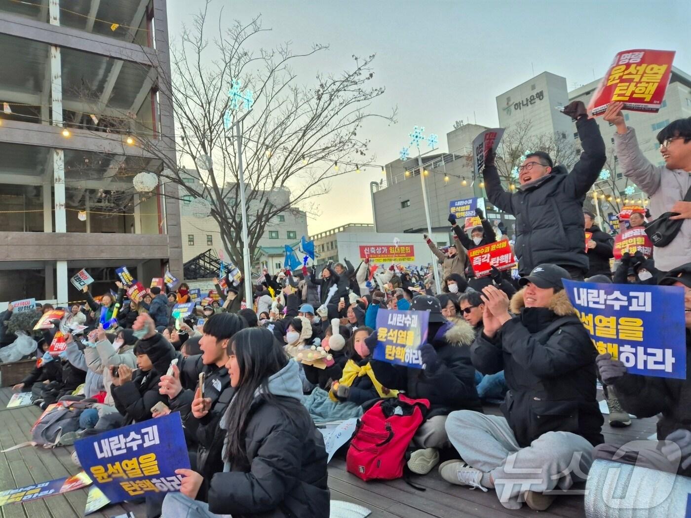 본문 이미지 - 14일 강원 강릉 월화거리에서 시민들이 윤석열 대통령에 대한 국회의 탄핵소추안이 가결되자 기뻐하고 있다. 이날 국회 본회의에선 재적의원 300명 전원이 투표에 참석, 이 중 204명 의원의 찬성으로 윤 대통령에 대한 탄핵소추안을 가결했다. 반대는 85명, 기권은 3표, 무효는 8표였다. 2024.12.14/뉴스1 ⓒ News1 윤왕근 기자
