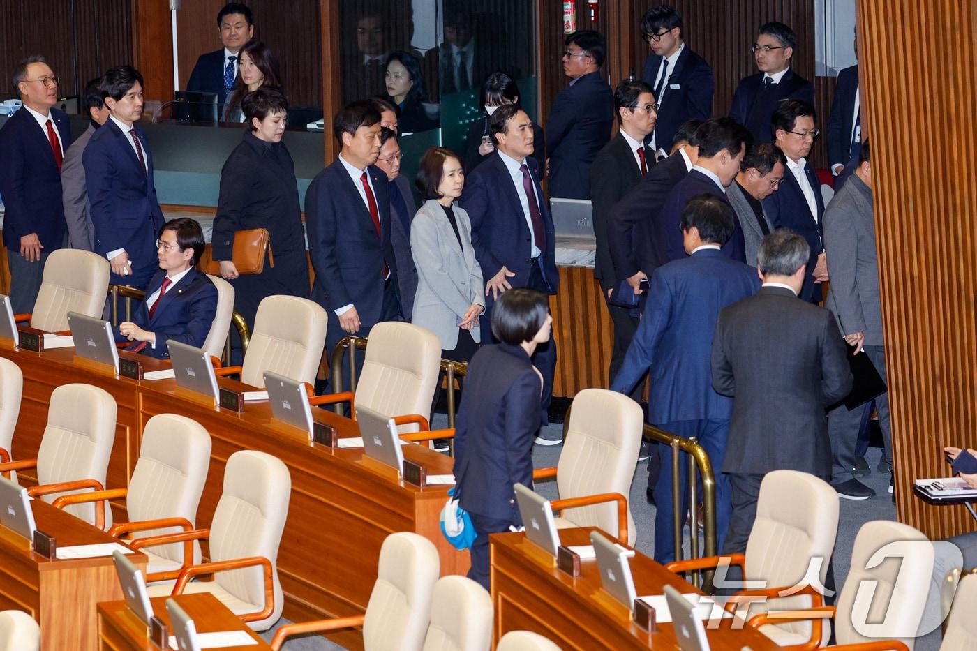 본문 이미지 - 국민의힘 의원들이 14일 오후 서울 여의도 국회에서 열린 제419회국회(임시회) 제4차 본회의에서 윤석열 대통령 탄핵소추안이 가결되자 본회의장을 나서고 있다. 2024.12.14/뉴스1 ⓒ News1 안은나 기자