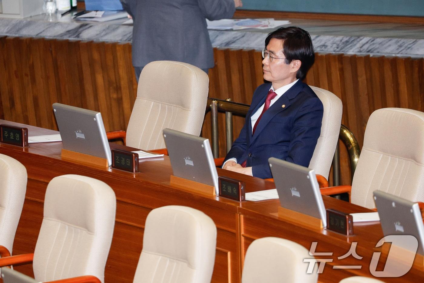 본문 이미지 - 조경태 국민의힘 의원이 14일 오후 서울 여의도 국회 본회의장에서 윤석열 대통령 탄핵소추안이 가결된 뒤 생각에 잠겨 있다. 2024.12.14/뉴스1 ⓒ News1 안은나 기자