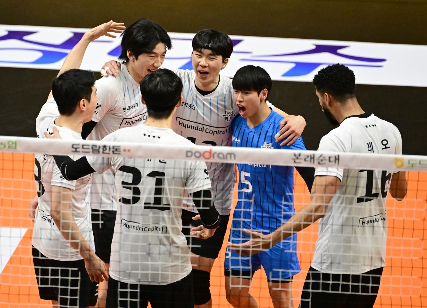 본문 이미지 - 남자 프로배구에서 5연승을 기록한 현대캐피탈.(한국배구연맹 제공)