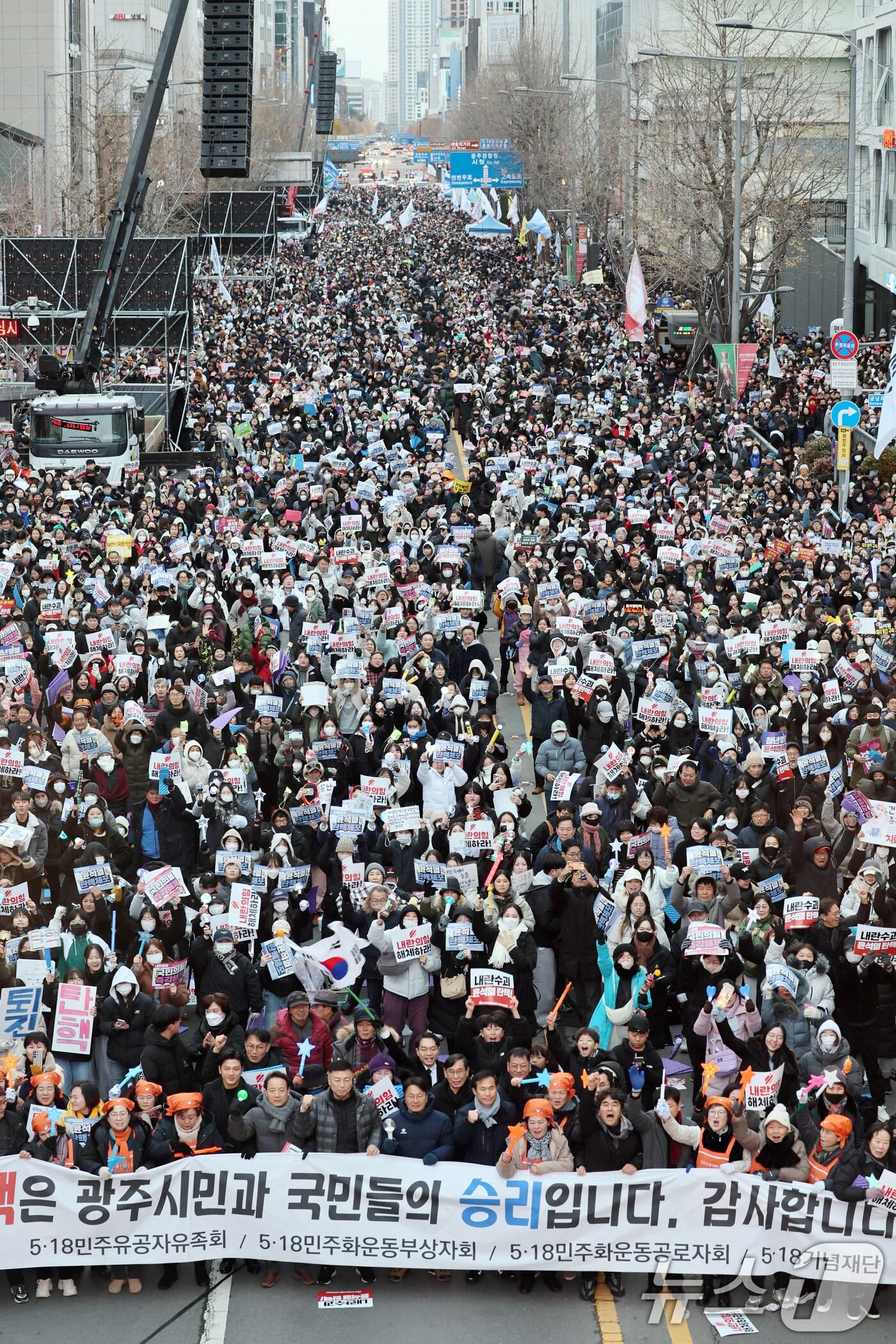 본문 이미지 - 윤석열 대통령의 탄핵소추안 2차 표결이 가결된 14일 오후 광주 동구 금남로에 모인 시민들이 환호하고 있다. 2024.12.14/뉴스1 ⓒ News1 이승현 기자