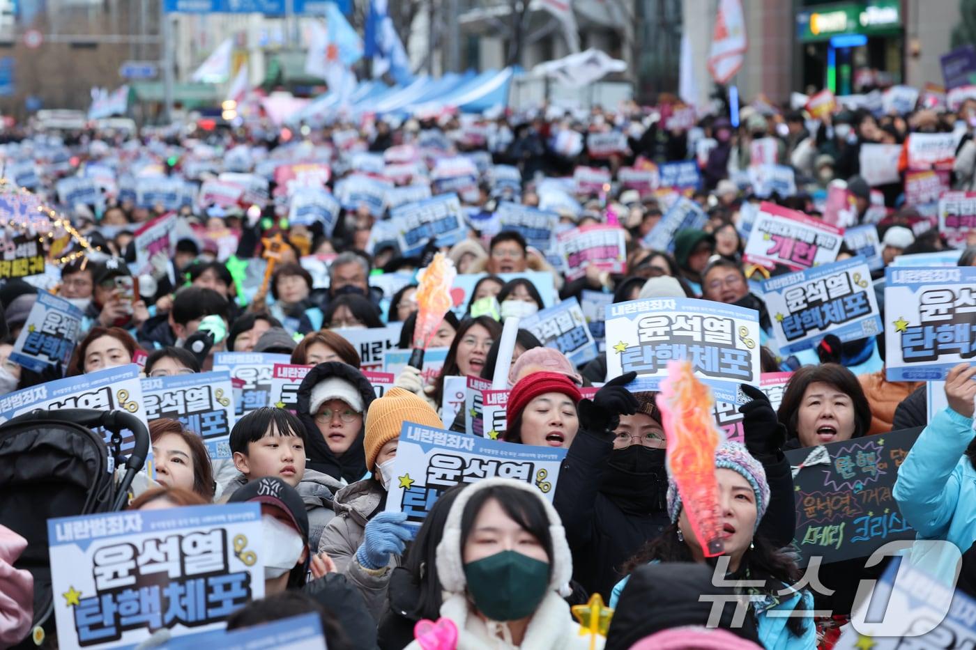 &#39;12·3 비상계엄 사태&#39; 등과 관련한 국회의 윤석열 대통령 탄핵소추안 2차 투표가 진행되는 14일 오후 광주 동구 금남로에서 내란수괴 윤석열 체포, 구속촉구 광주시민 6차 총궐기대회가 열려 시민들이 &#39;탄핵소추안 가결&#39;을 촉구하고 있다. 2024.12.14./뉴스1 ⓒ News1 김태성 기자
