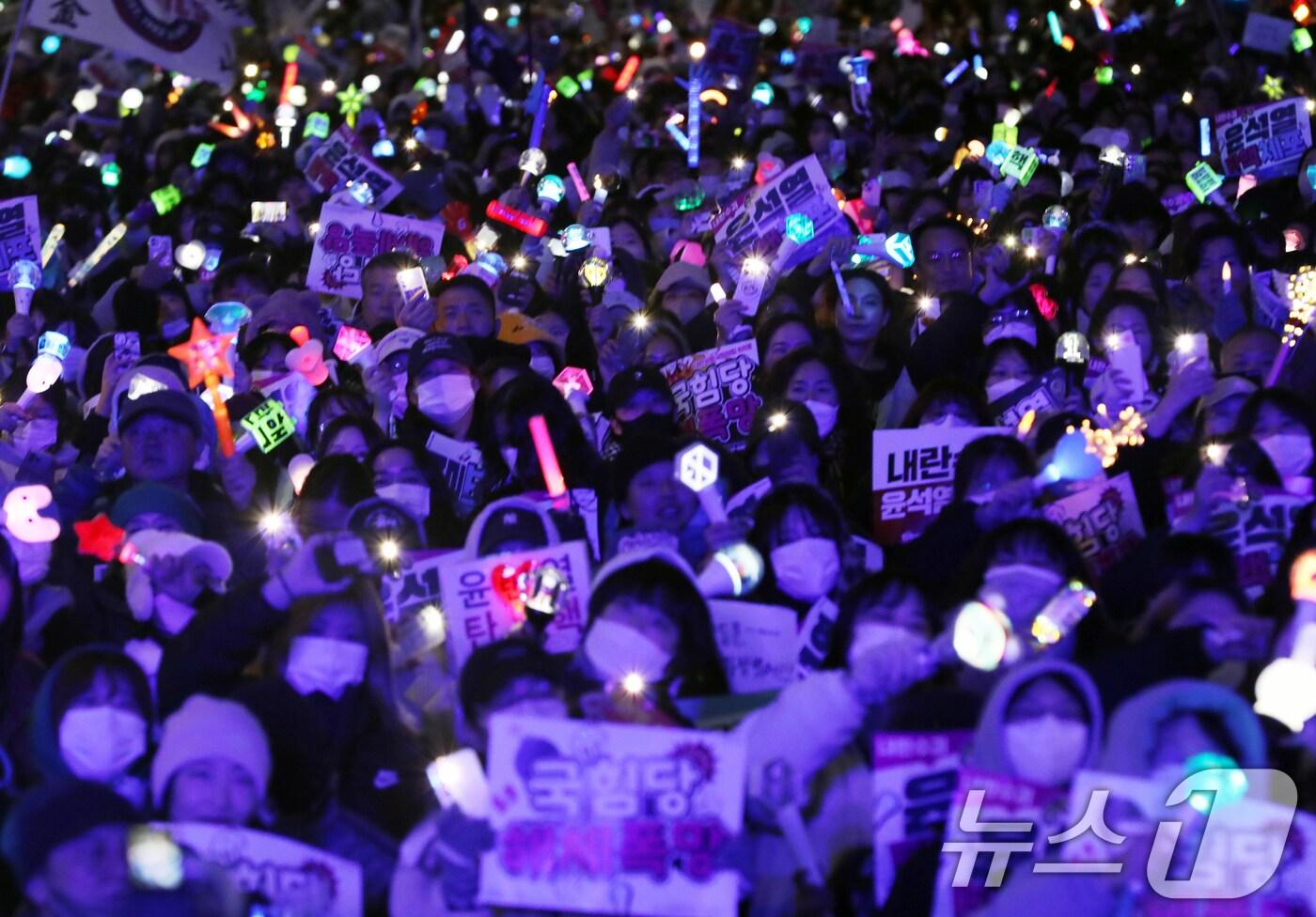 윤석열 대통령에 대한 탄핵소추안 표결일인 14일 오후 부산 부산진구 전포대로에서 열린 '윤석열 탄핵·체포 부산시민대회'에서 참가자들이 윤 대통령의 탄핵소추안이 가결된 후 손피켓과 응원봉을 들고 있다. 2024.12.14/뉴스1 ⓒ News1 윤일지 기자