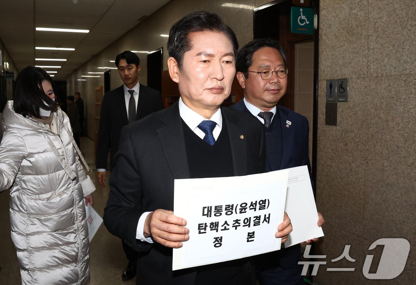 본문 이미지 - 윤석열 대통령 탄핵소추안이 가결된 14일 오후 서울 여의도 국회에서 정청래 법제사법위원장이 탄핵소추의결서 정본을 들고 헌법재판소로 향하고 있다. 2024.12.14/뉴스1 ⓒ News1 김민지 기자