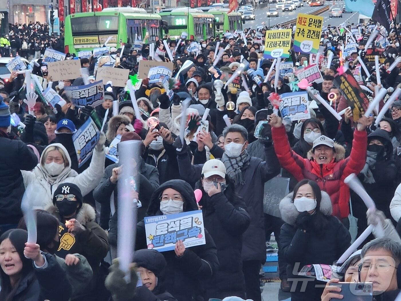 본문 이미지 - 14일 충남 천안tl 천안고속버스터미널 앞에서 시민 대행진에 참가한 시민들이 윤석열 대통령 탄핵소추안이 가결되자 환호하고 있다. /뉴스1
