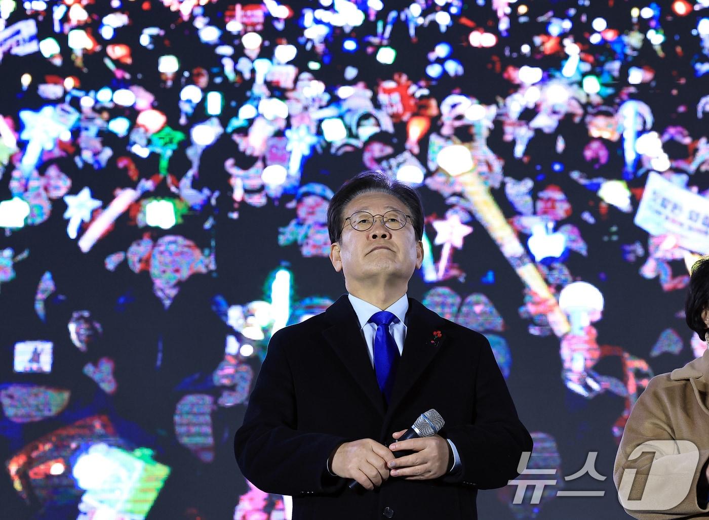 본문 이미지 - 이재명 더불어민주당 대표가 윤석열 대통령 탄핵안이 가결된 14일 오후 서울 여의도 국회의사당 앞에서 열린 윤석열 즉각 탄핵 범국민 촛불대회 무대에 올라 시민들을 바라보고 있다. 2024.12.14/뉴스1 ⓒ News1 박정호 기자