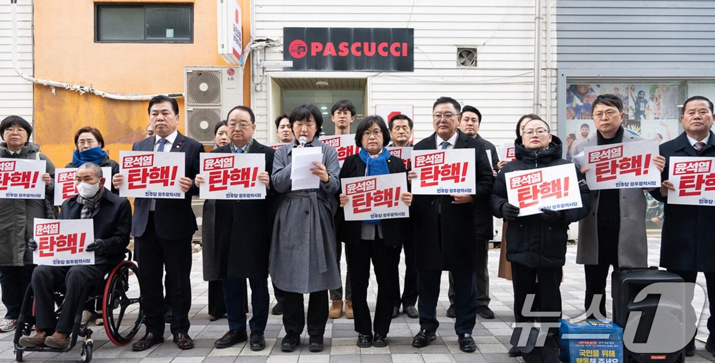 더불어민주당 소속 광주시의원과 기초의원들이 지난 12일 국민의힘 의원에게 '탄핵 표결 참석'을 촉구하는 손편지를 작성해 전달하고 있다.(민주당 광주 제공)/뉴스1 ⓒ News1 박준배 기자