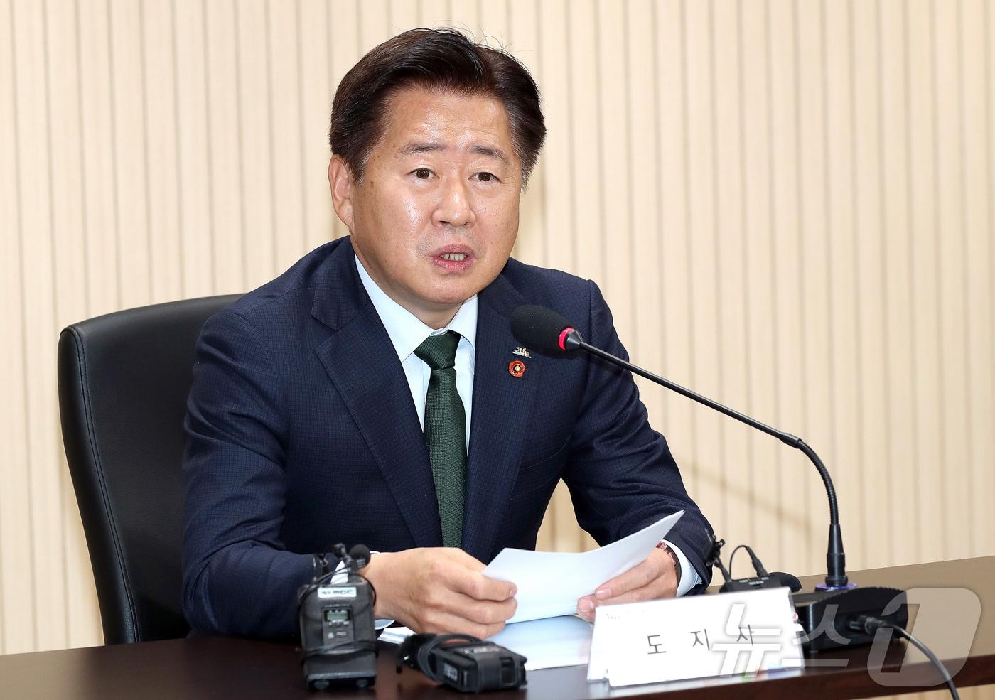 본문 이미지 - 오영훈 제주특별자치도지사가 14일 오후 6시 제주도청 삼다홀에서 윤석열 대통령에 대한 두 번째 탄핵소추안 가결에 따른 긴급 간부회의를 주재하고 있다.(제주특별자치도 제공)