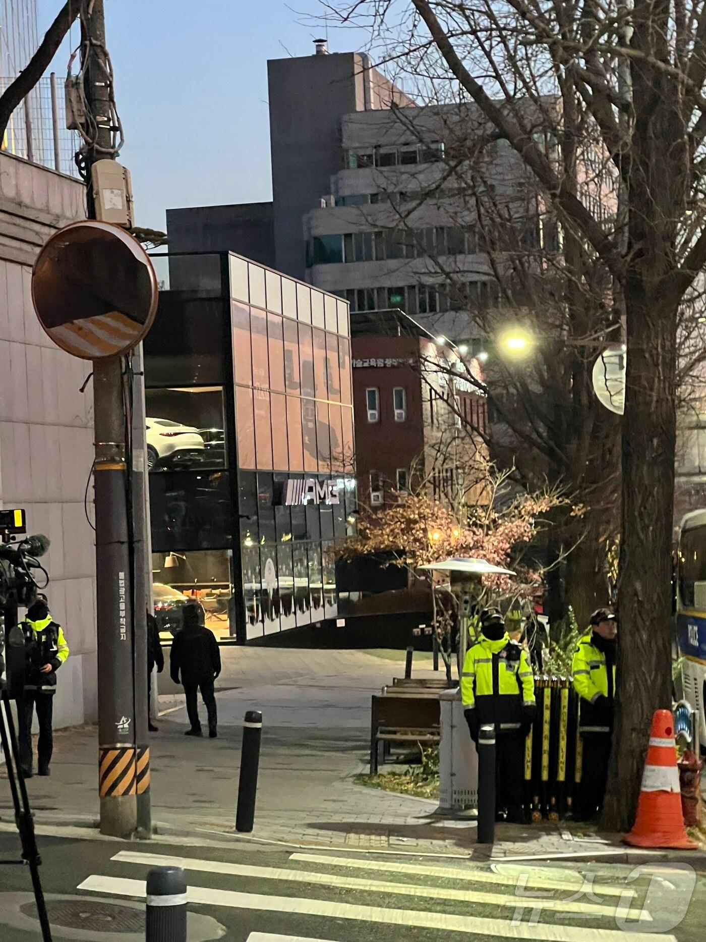 본문 이미지 - 윤석열 대통령에 대한 2차 탄핵소추안이 가결된 14일 오후 서울 용산구 한남동 대통령 관저 인근. ⓒ 뉴스1 김민수 기자