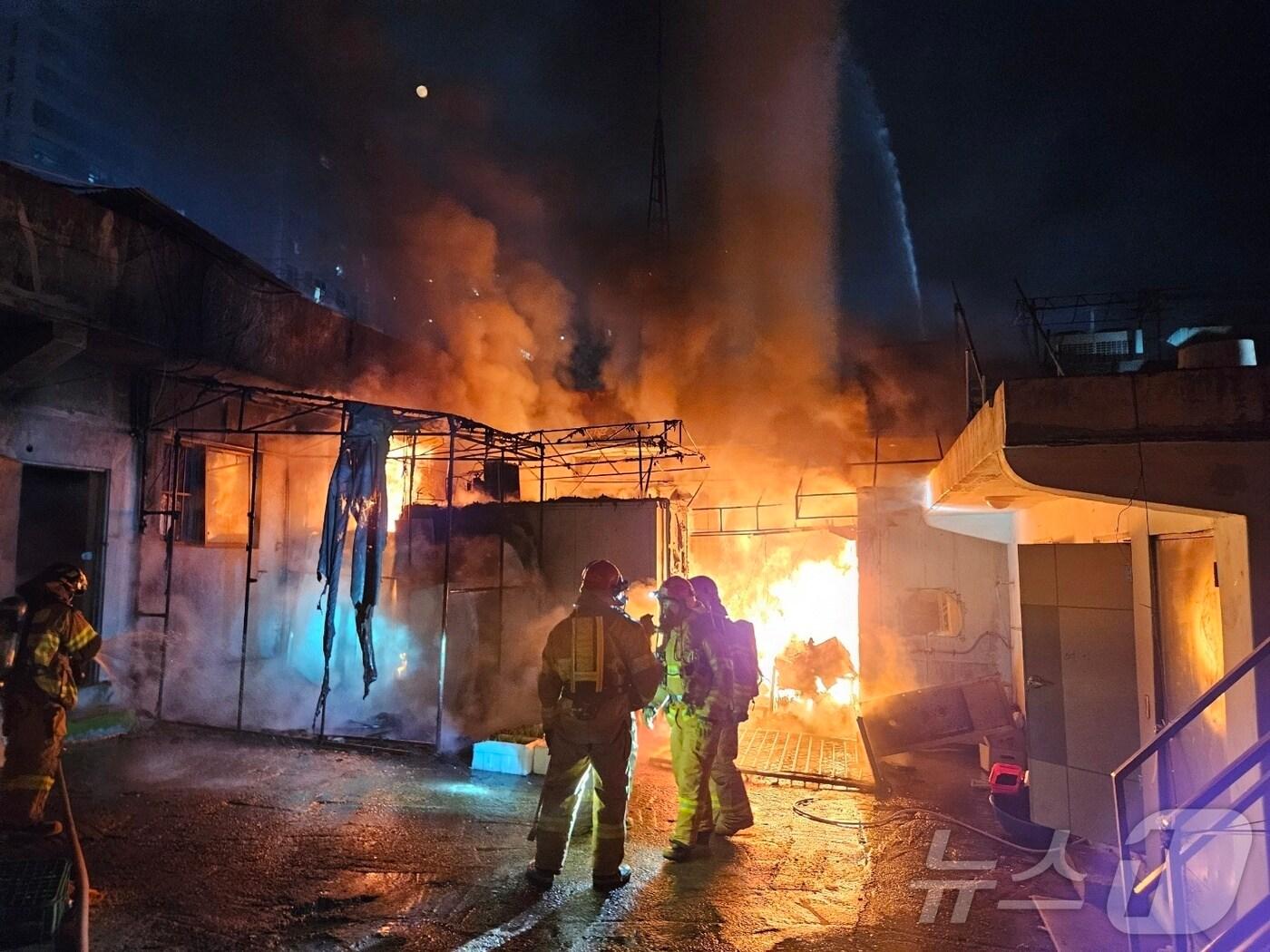 본문 이미지 - 14일 오후 경기 수원시 권선구 권선동 상가건물에서 불이 난 모습 (사진=경기도소방재난본부)