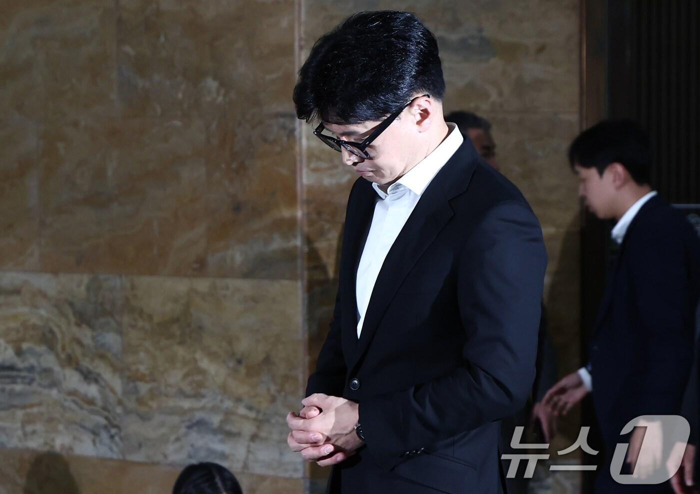 본문 이미지 - 윤석열 대통령 탄핵소추안이 국회 본회의를 통과한 14일 한동훈 국민의힘 대표가 서울 여의도 국회에서 입장을 밝히기에 앞서 고개를 떨구고 있다. 2024.12.14/뉴스1 ⓒ News1 김민지 기자