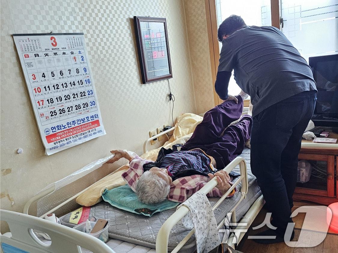 본문 이미지 - 광주시 취약계층 방문 지원.&#40;광주시 제공&#41;/뉴스1 
