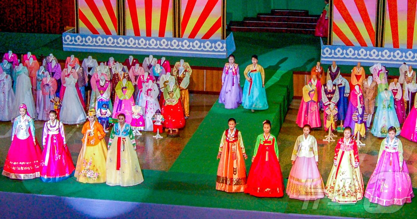 본문 이미지 - (평양 노동신문=뉴스1) = 북한 노동당 기관지 노동신문은 15일 세계비물질문화유산(세계무형문화유산) 등록된 '조선옷차림' 풍습을 소개하며 "사회주의 생활 양식에 맞게 더욱 발전하고 있다"라고 보도했다. [국내에서만 사용가능. 재배포 금지. DB 금지. For Use Only in the Republic of Korea. Redistribution Prohibited] rodongphoto@news1.kr