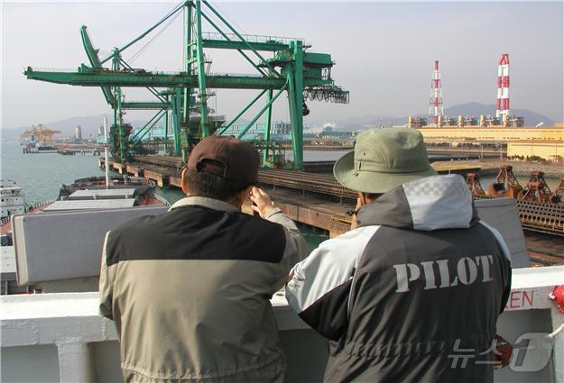 본문 이미지 - 도선사&#40;해양수산부 제공&#41;