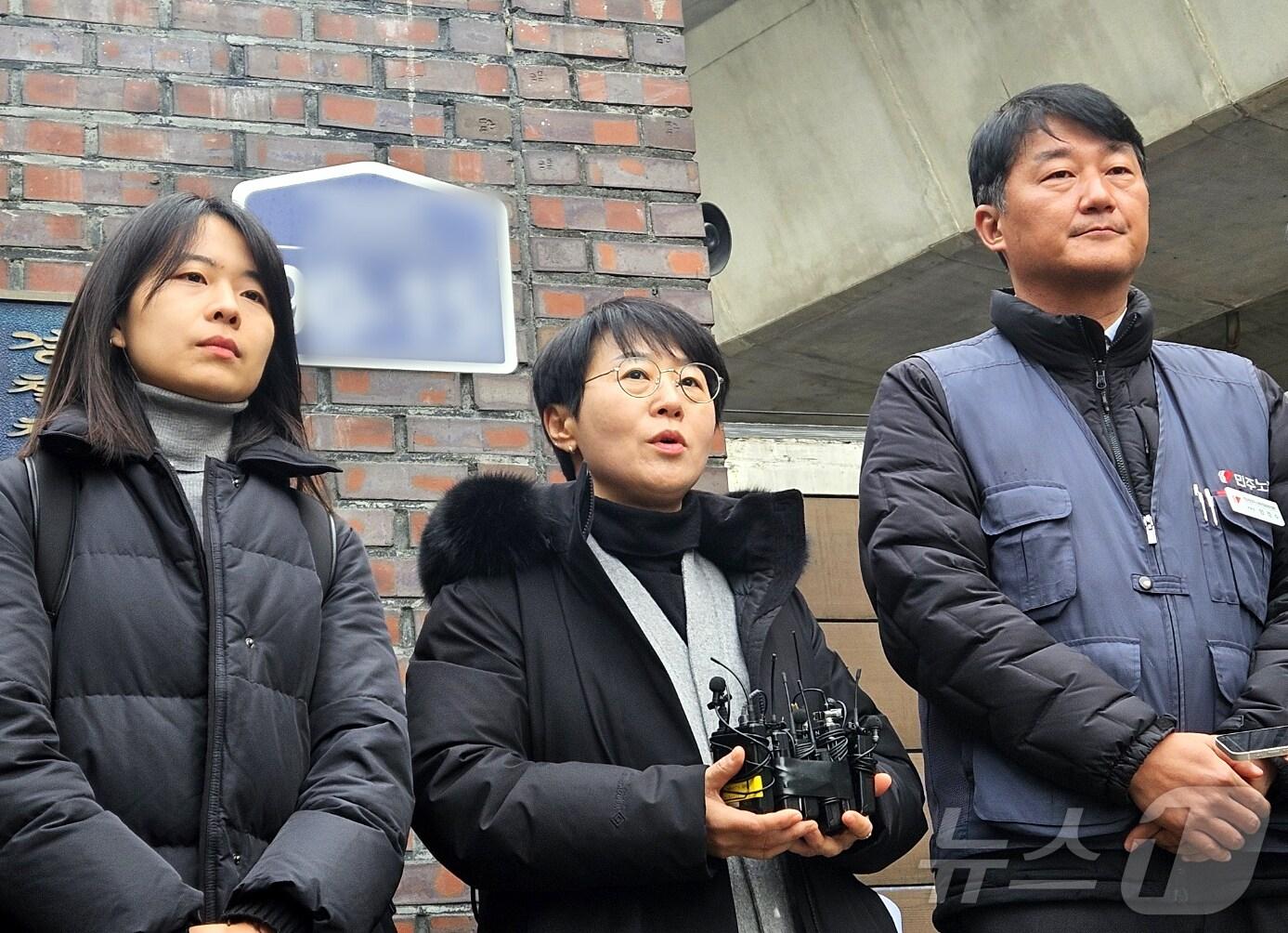 본문 이미지 - 이지현 참여연대 사무처장이 15일 오전 11시 서울 서대문구 안보수사대 앞에서 입장을 밝히고 있다. 오른 쪽은 양경수 민주노총 위원장. 2024.12.15/뉴스1 ⓒ 뉴스1 장시온 기자