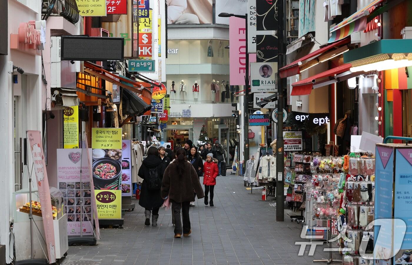 12·3 비상계엄 사태이후 소비심리가 극도로 위축된 연말이 지속되고 있는 가운데 지난 15일 서울 중구 명동 거리가 한산한 모습을 보이고 있다. 2024.12.15/뉴스1 ⓒ News1 송원영 기자