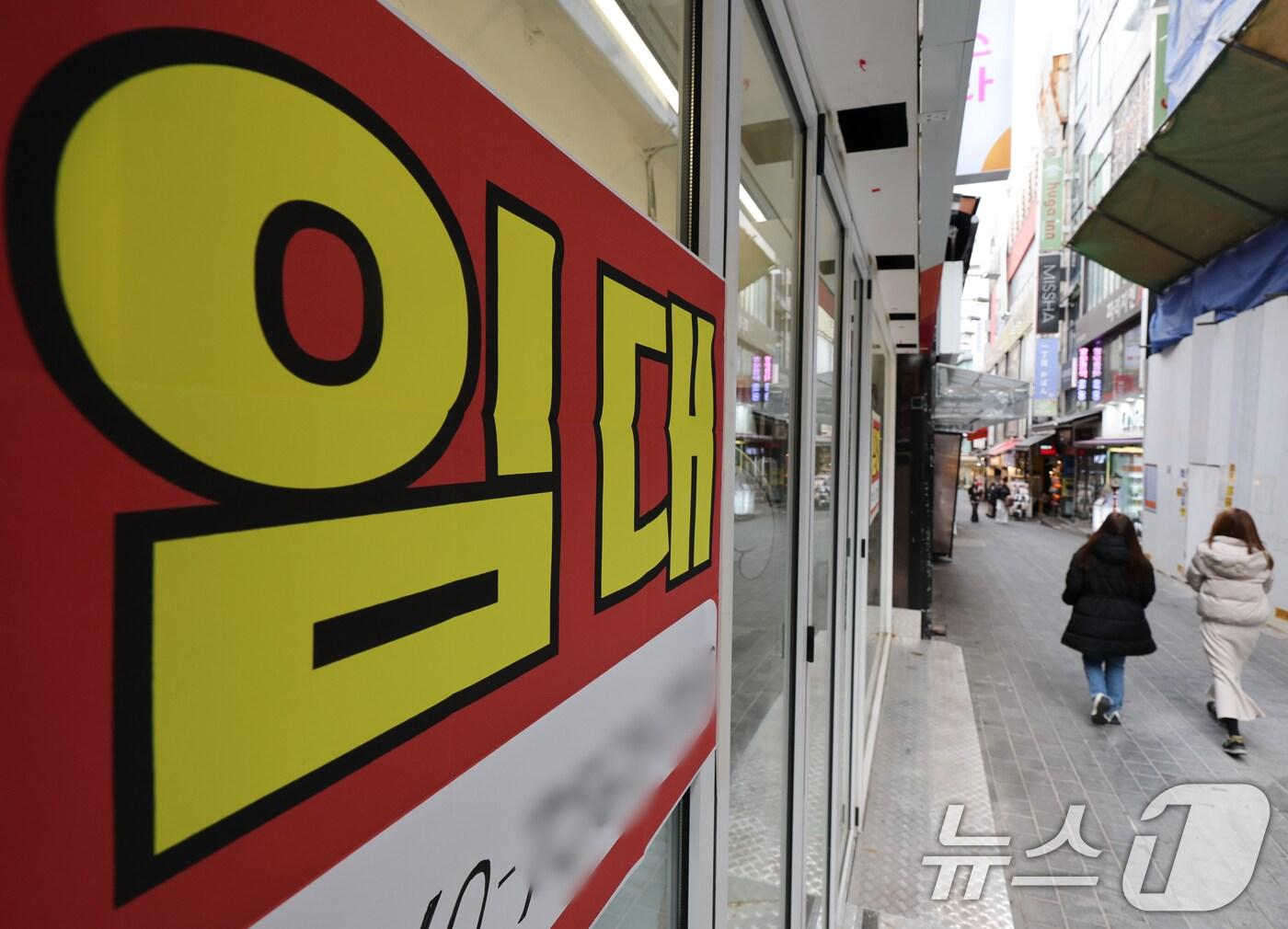 본문 이미지 - 15일 서울 중구 명동 거리 한 상가에 '임대' 문구가 붙어 있는 모습.2024.12.15/뉴스1 ⓒ News1 송원영 기자