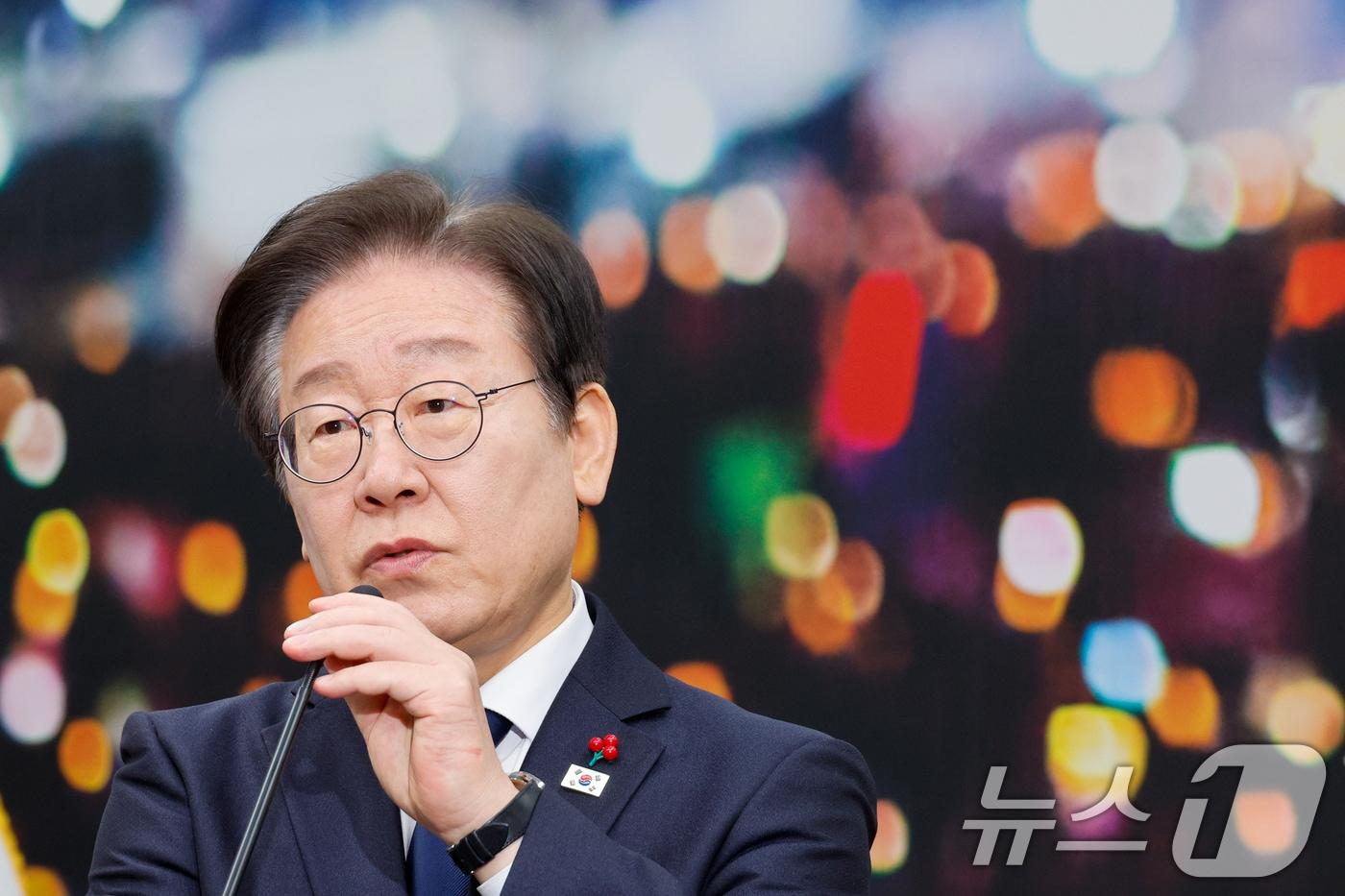 본문 이미지 - 이재명 더불어민주당 대표가 15일 서울 여의도 국회에서 윤석열 대통령 탄핵 가결과 관련, 국정안전협의체 구성 등을 제안하며 기자회견을 하고 있다. 2024.12.15/뉴스1 ⓒ News1 안은나 기자