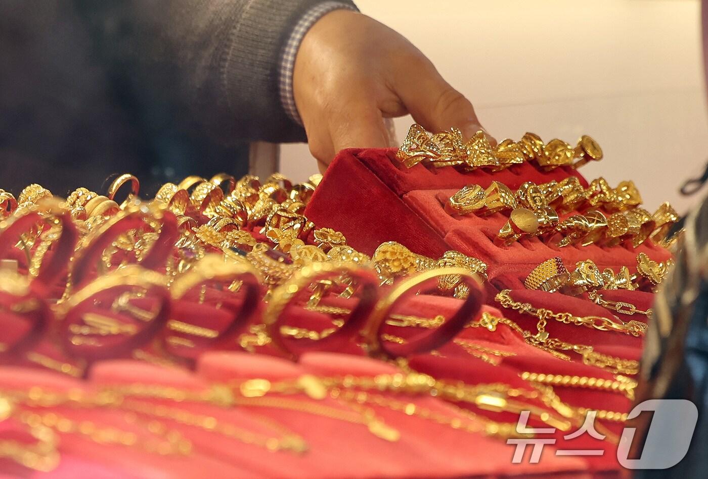 12·3 계엄 사태 이후 안전자산으로 알려진 금을 찾는 투자자들이 늘고 있는 15일 서울 종로구의 한 귀금속 도매상가에 금 제품들이 진열되어 있다.  2024.12.15/뉴스1 ⓒ News1 이동해 기자