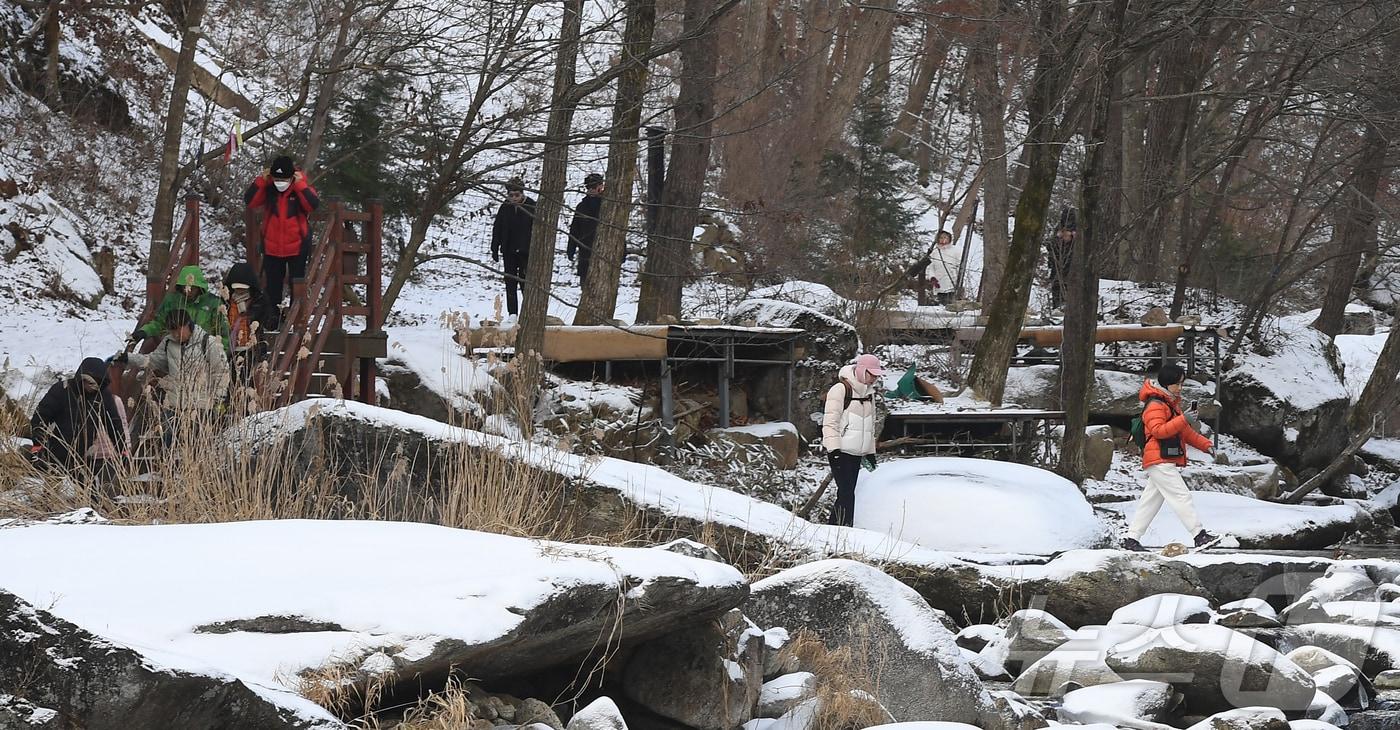 겨울 정취를 느끼며 트레킹하는 등산객들.(자료사진)/뉴스1 DB