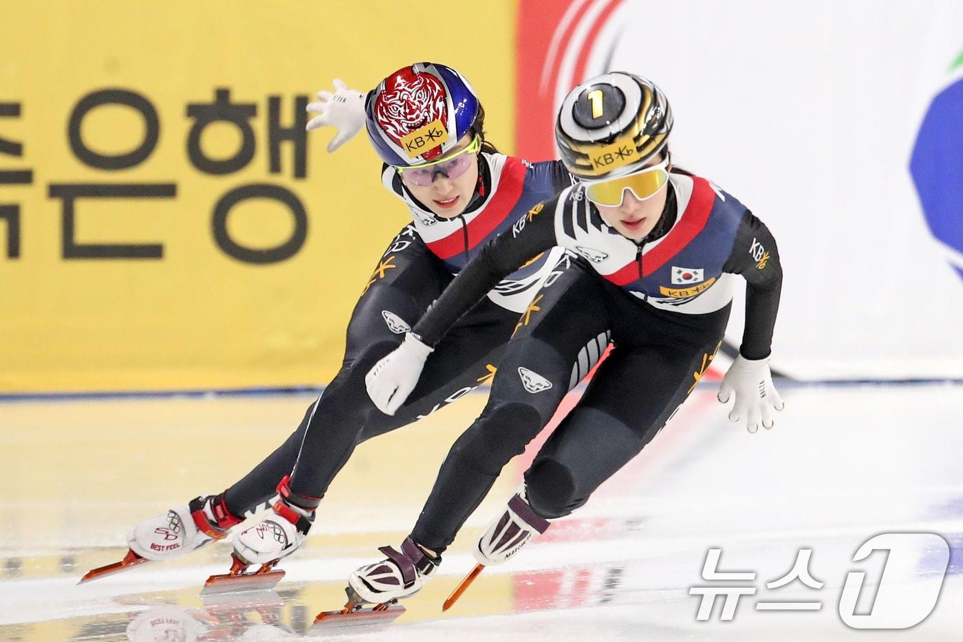 본문 이미지 - 15일 서울 양천구 목동 아이스링크에서 열린 'KB금융-ISU 쇼트트랙 월드투어 서울 대회' 혼성 계주 결승전에서 최민정이 다음 주자인 김길리를 바라보고 있다. 2024.12.15/뉴스1 ⓒ News1 이승배 기자
