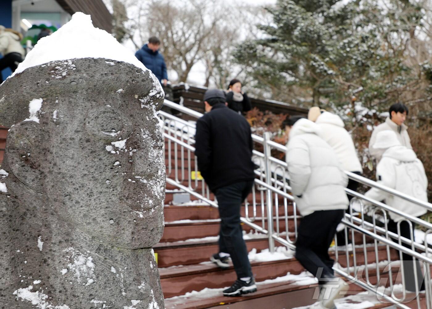 본문 이미지 - 제주 한라산 1100고지습지 앞 돌하르방 위로 흰 눈이 쌓여 있다.2024.12.15./뉴스1 ⓒ News1 오미란 기자